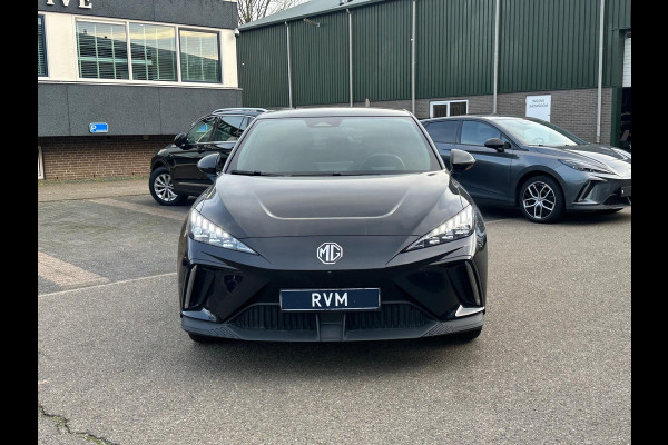 MG Mg4 electric Luxury 64 kWh | 20.000KM! | 7 JAAR GARANTIE BIJ MG| SUPER COMPLETE AUTO| RONDOMZICHT CAMERA| STOEL+ STUUR VERWARMING| DODE HOEK