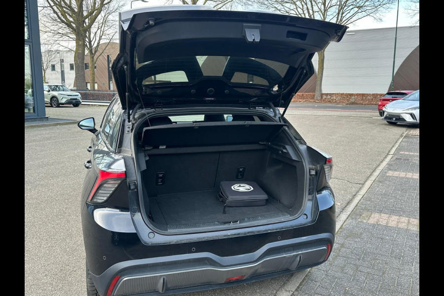MG Mg4 electric Luxury 64 kWh | 20.000KM! | 7 JAAR GARANTIE BIJ MG| SUPER COMPLETE AUTO| RONDOMZICHT CAMERA| STOEL+ STUUR VERWARMING| DODE HOEK