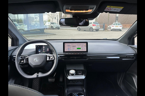MG Mg4 electric Luxury 64 kWh | 20.000KM! | 7 JAAR GARANTIE BIJ MG| SUPER COMPLETE AUTO| RONDOMZICHT CAMERA| STOEL+ STUUR VERWARMING| DODE HOEK