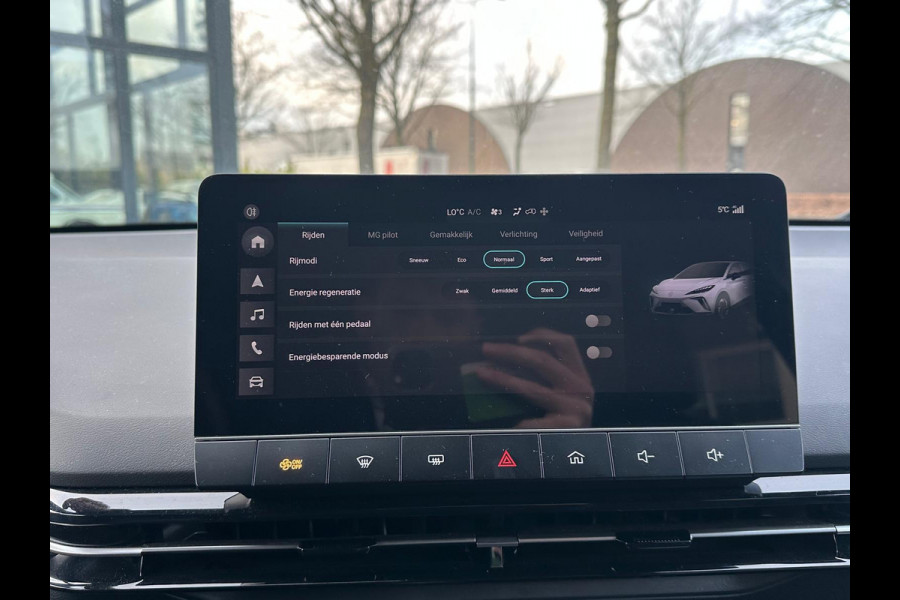 MG Mg4 electric Luxury 64 kWh | 20.000KM! | 7 JAAR GARANTIE BIJ MG| SUPER COMPLETE AUTO| RONDOMZICHT CAMERA| STOEL+ STUUR VERWARMING| DODE HOEK