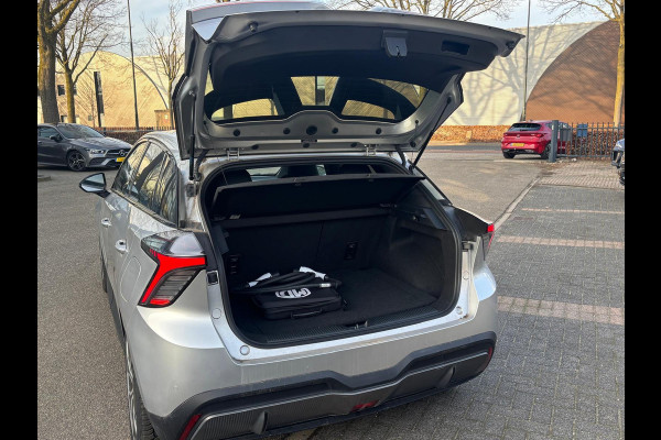 MG Mg4 electric Luxury 64 kWh |LONG RANGE | 12.000KM! | 7 JAAR GARANTIE BIJ MG| SUPER COMPLETE AUTO| RONDOMZICHT CAMERA| STOEL+ STUUR VERWARMING| DODE HOEK