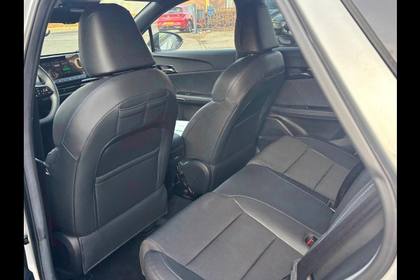 MG Mg4 electric Luxury 64 kWh |LONG RANGE | 12.000KM! | 7 JAAR GARANTIE BIJ MG| SUPER COMPLETE AUTO| RONDOMZICHT CAMERA| STOEL+ STUUR VERWARMING| DODE HOEK