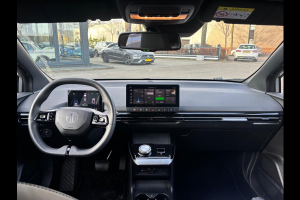 MG Mg4 electric Luxury 64 kWh |LONG RANGE | 12.000KM! | 7 JAAR GARANTIE BIJ MG| SUPER COMPLETE AUTO| RONDOMZICHT CAMERA| STOEL+ STUUR VERWARMING| DODE HOEK
