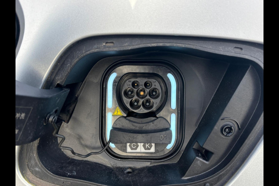 MG Mg4 electric Luxury 64 kWh |LONG RANGE | 12.000KM! | 7 JAAR GARANTIE BIJ MG| SUPER COMPLETE AUTO| RONDOMZICHT CAMERA| STOEL+ STUUR VERWARMING| DODE HOEK