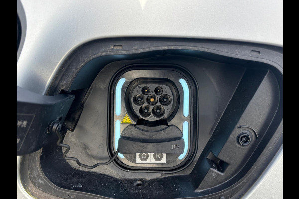 MG Mg4 electric Luxury 64 kWh |LONG RANGE | 12.000KM! | 7 JAAR GARANTIE BIJ MG| SUPER COMPLETE AUTO| RONDOMZICHT CAMERA| STOEL+ STUUR VERWARMING| DODE HOEK