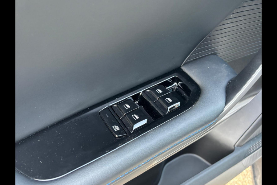 MG Mg4 electric Luxury 64 kWh |LONG RANGE | 12.000KM! | 7 JAAR GARANTIE BIJ MG| SUPER COMPLETE AUTO| RONDOMZICHT CAMERA| STOEL+ STUUR VERWARMING| DODE HOEK