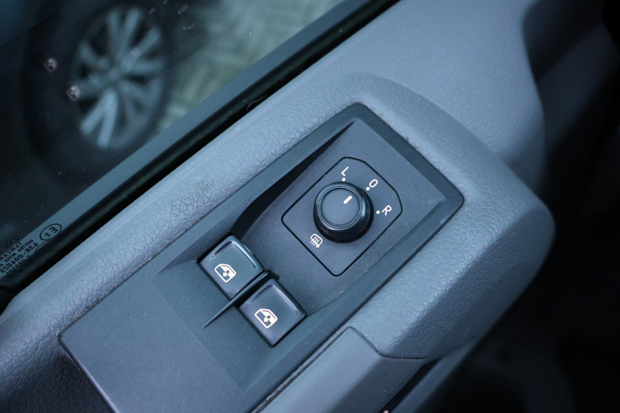 Volkswagen Crafter 35 2.0 TDI 177 PK L4H3 Highline | ACC | Bi-Xenon | CarPlay | Camera | DAB | 360 PDC | Trekhaak | NAP Logisch | Nieuwe APK