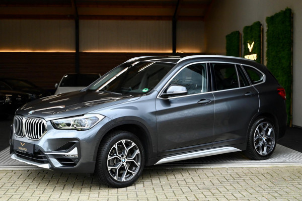 BMW X1 SDrive20i - Adaptive Cruise Control - Panoramadak - HUD - Leren Sportstoelen - Achteruitrijcamera - Afneembare Trekhaak -