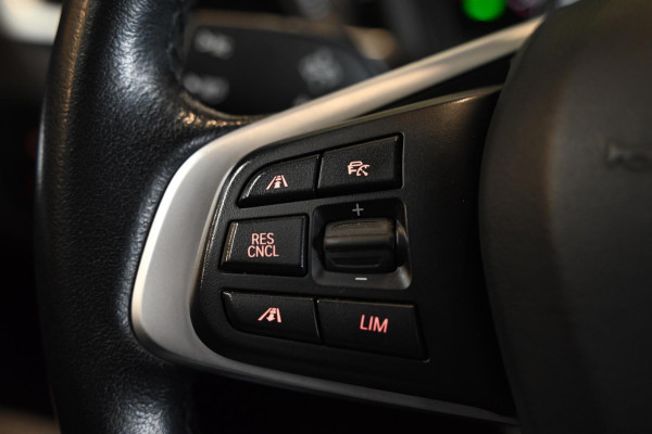 BMW X1 SDrive20i - Adaptive Cruise Control - Panoramadak - HUD - Leren Sportstoelen - Achteruitrijcamera - Afneembare Trekhaak -