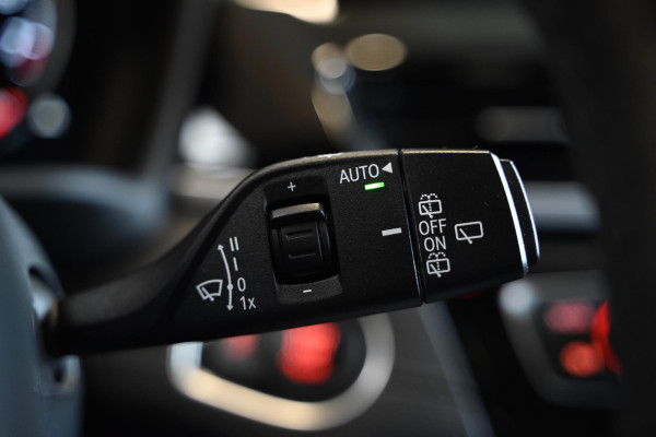 BMW X1 SDrive20i - Adaptive Cruise Control - Panoramadak - HUD - Leren Sportstoelen - Achteruitrijcamera - Afneembare Trekhaak -