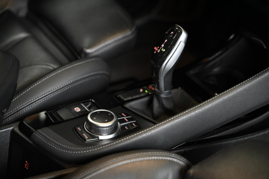BMW X1 SDrive20i - Adaptive Cruise Control - Panoramadak - HUD - Leren Sportstoelen - Achteruitrijcamera - Afneembare Trekhaak -