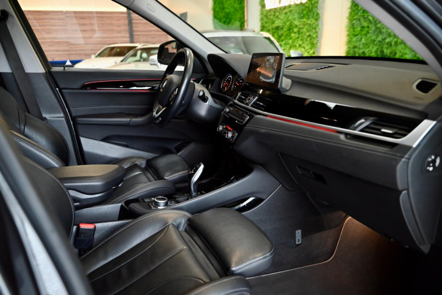 BMW X1 SDrive20i - Adaptive Cruise Control - Panoramadak - HUD - Leren Sportstoelen - Achteruitrijcamera - Afneembare Trekhaak -