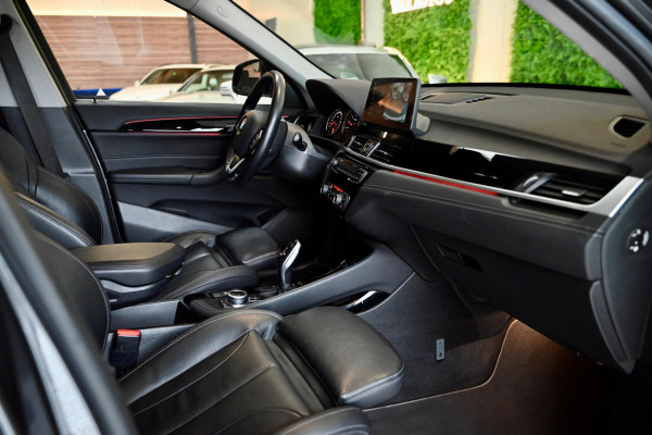 BMW X1 SDrive20i - Adaptive Cruise Control - Panoramadak - HUD - Leren Sportstoelen - Achteruitrijcamera - Afneembare Trekhaak -
