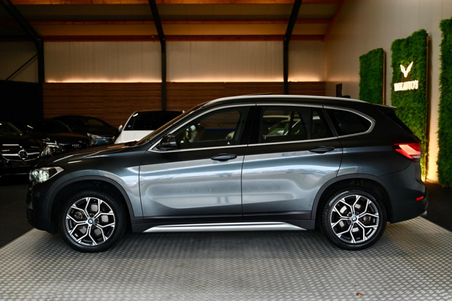 BMW X1 SDrive20i - Adaptive Cruise Control - Panoramadak - HUD - Leren Sportstoelen - Achteruitrijcamera - Afneembare Trekhaak -