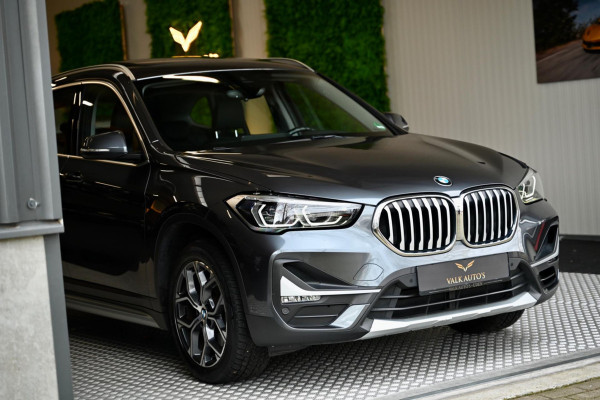 BMW X1 SDrive20i - Adaptive Cruise Control - Panoramadak - HUD - Leren Sportstoelen - Achteruitrijcamera - Afneembare Trekhaak -