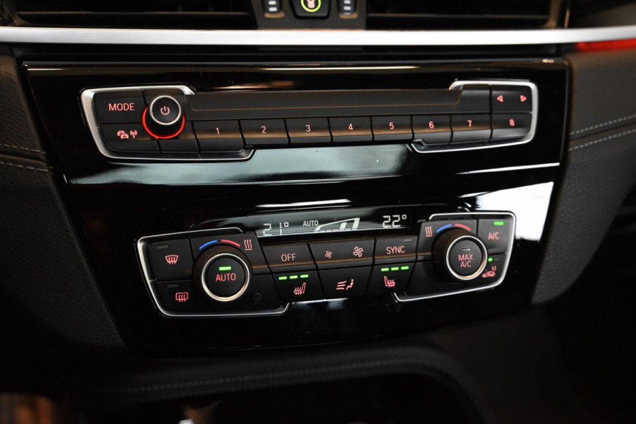 BMW X1 SDrive20i - Adaptive Cruise Control - Panoramadak - HUD - Leren Sportstoelen - Achteruitrijcamera - Afneembare Trekhaak -