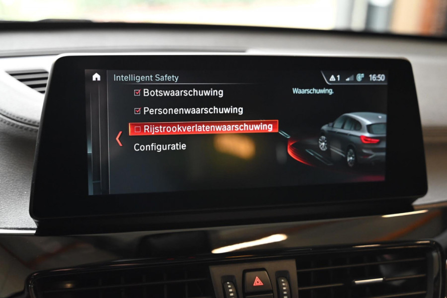 BMW X1 SDrive20i - Adaptive Cruise Control - Panoramadak - HUD - Leren Sportstoelen - Achteruitrijcamera - Afneembare Trekhaak -