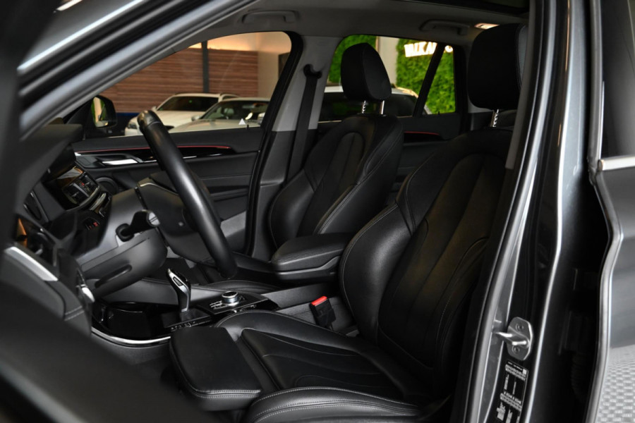 BMW X1 SDrive20i - Adaptive Cruise Control - Panoramadak - HUD - Leren Sportstoelen - Achteruitrijcamera - Afneembare Trekhaak -