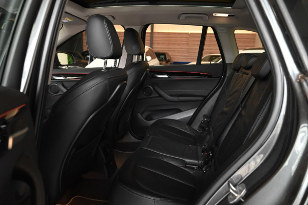 BMW X1 SDrive20i - Adaptive Cruise Control - Panoramadak - HUD - Leren Sportstoelen - Achteruitrijcamera - Afneembare Trekhaak -