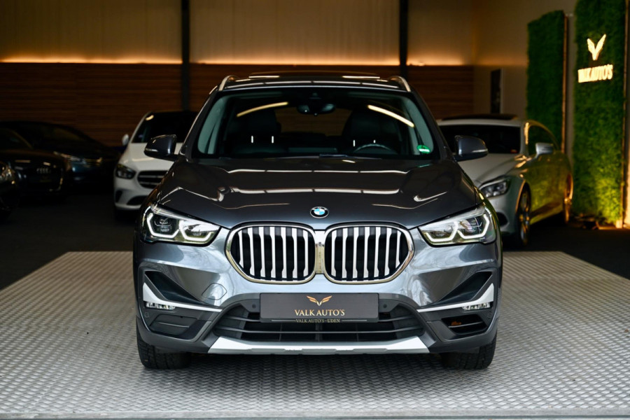 BMW X1 SDrive20i - Adaptive Cruise Control - Panoramadak - HUD - Leren Sportstoelen - Achteruitrijcamera - Afneembare Trekhaak -