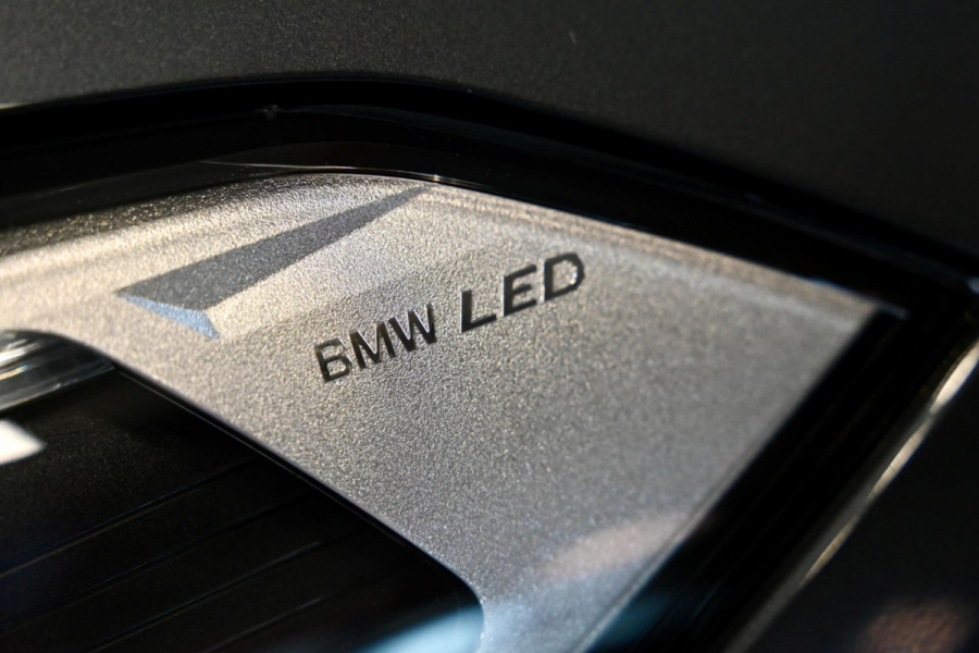 BMW X1 SDrive20i - Adaptive Cruise Control - Panoramadak - HUD - Leren Sportstoelen - Achteruitrijcamera - Afneembare Trekhaak -