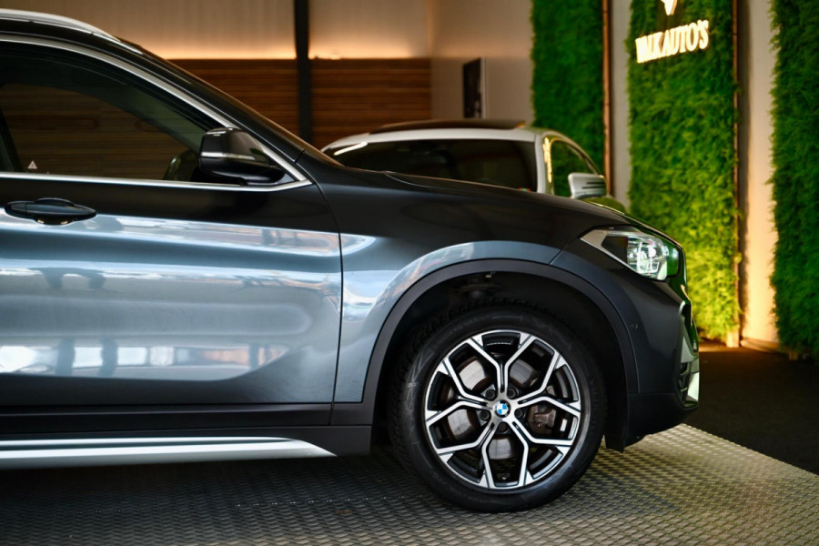 BMW X1 SDrive20i - Adaptive Cruise Control - Panoramadak - HUD - Leren Sportstoelen - Achteruitrijcamera - Afneembare Trekhaak -