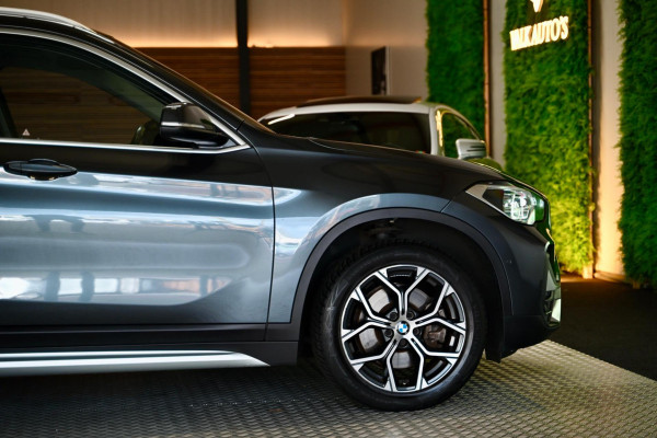 BMW X1 SDrive20i - Adaptive Cruise Control - Panoramadak - HUD - Leren Sportstoelen - Achteruitrijcamera - Afneembare Trekhaak -