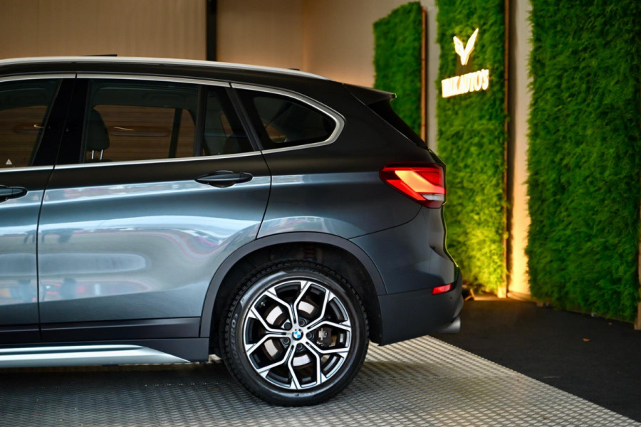 BMW X1 SDrive20i - Adaptive Cruise Control - Panoramadak - HUD - Leren Sportstoelen - Achteruitrijcamera - Afneembare Trekhaak -