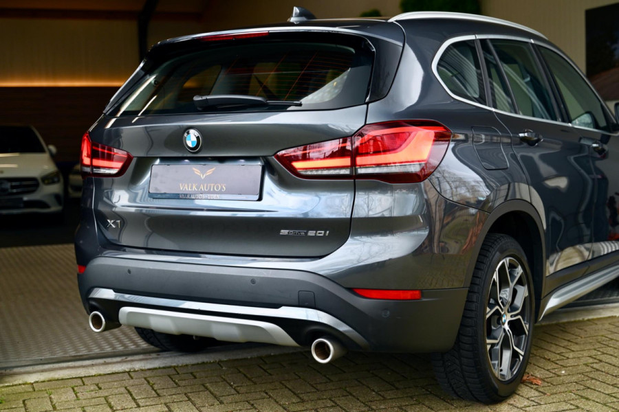 BMW X1 SDrive20i - Adaptive Cruise Control - Panoramadak - HUD - Leren Sportstoelen - Achteruitrijcamera - Afneembare Trekhaak -