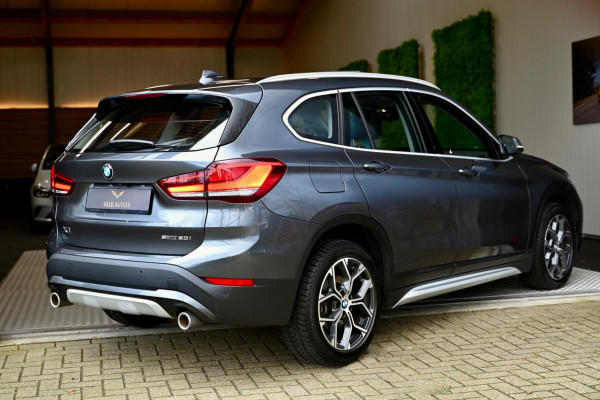 BMW X1 SDrive20i - Adaptive Cruise Control - Panoramadak - HUD - Leren Sportstoelen - Achteruitrijcamera - Afneembare Trekhaak -