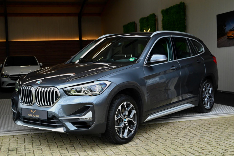 BMW X1 SDrive20i - Adaptive Cruise Control - Panoramadak - HUD - Leren Sportstoelen - Achteruitrijcamera - Afneembare Trekhaak -