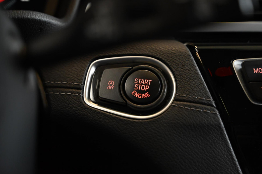 BMW X1 SDrive20i - Adaptive Cruise Control - Panoramadak - HUD - Leren Sportstoelen - Achteruitrijcamera - Afneembare Trekhaak -