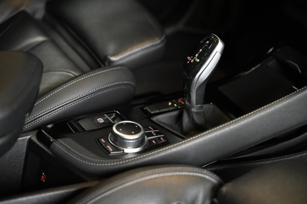 BMW X1 SDrive20i - Adaptive Cruise Control - Panoramadak - HUD - Leren Sportstoelen - Achteruitrijcamera - Afneembare Trekhaak -