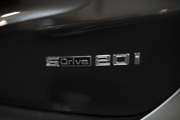 BMW X1 SDrive20i - Adaptive Cruise Control - Panoramadak - HUD - Leren Sportstoelen - Achteruitrijcamera - Afneembare Trekhaak -