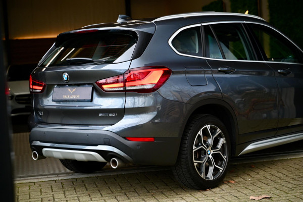 BMW X1 SDrive20i - Adaptive Cruise Control - Panoramadak - HUD - Leren Sportstoelen - Achteruitrijcamera - Afneembare Trekhaak -
