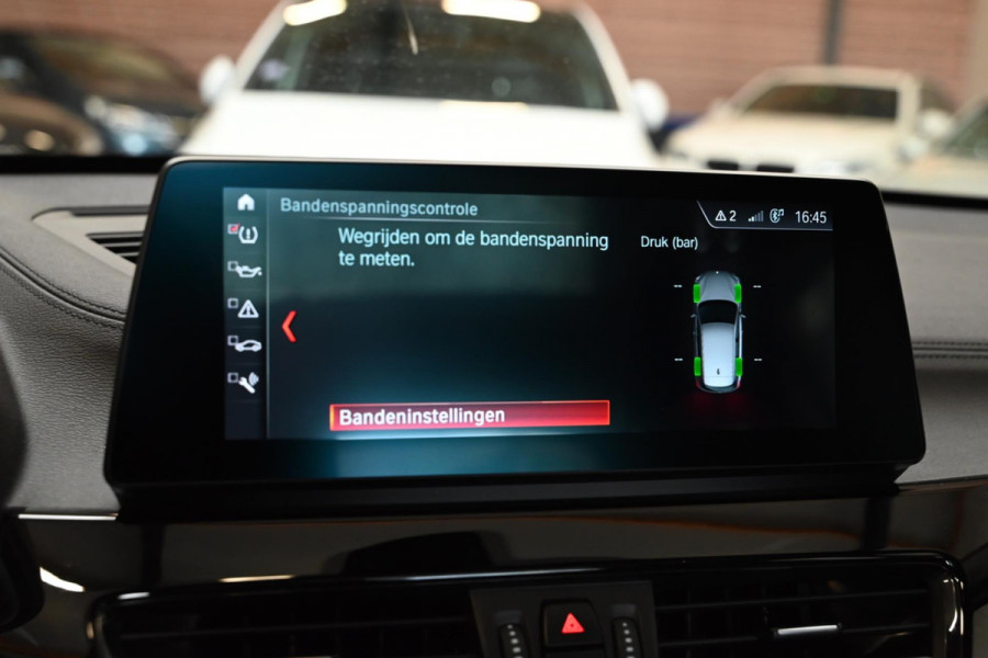 BMW X1 SDrive20i - Adaptive Cruise Control - Panoramadak - HUD - Leren Sportstoelen - Achteruitrijcamera - Afneembare Trekhaak -