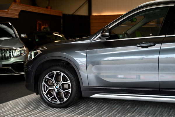 BMW X1 SDrive20i - Adaptive Cruise Control - Panoramadak - HUD - Leren Sportstoelen - Achteruitrijcamera - Afneembare Trekhaak -