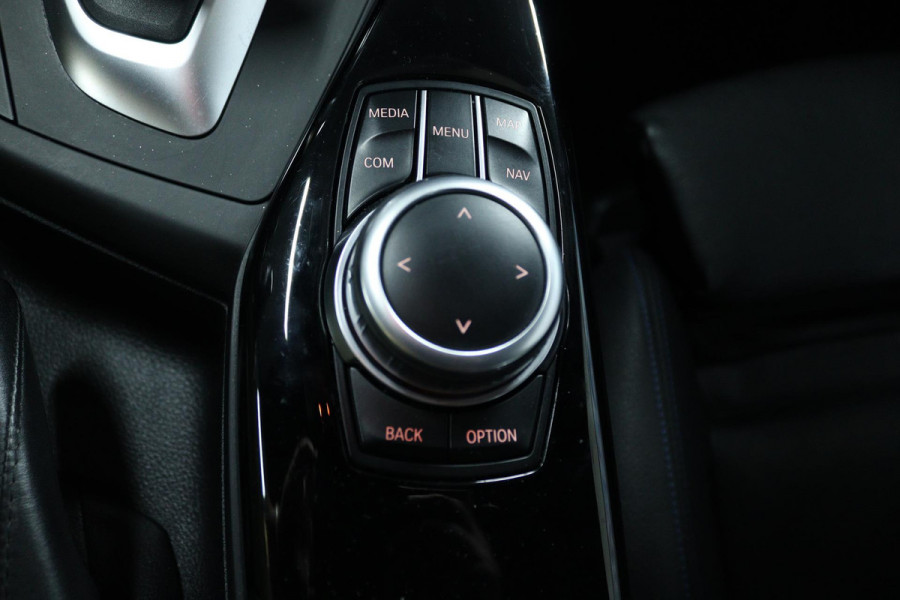 BMW 1-serie 118i Corporate Lease Executive (STOELVERWARMING, DIGITALE COCKPIT, CRUISE CONTROL, AUTOMAAT, DEALER ONDERHOUDEN)