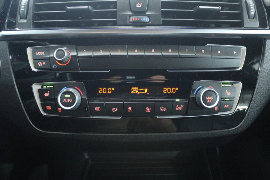 BMW 1-serie 118i Corporate Lease Executive (STOELVERWARMING, DIGITALE COCKPIT, CRUISE CONTROL, AUTOMAAT, DEALER ONDERHOUDEN)