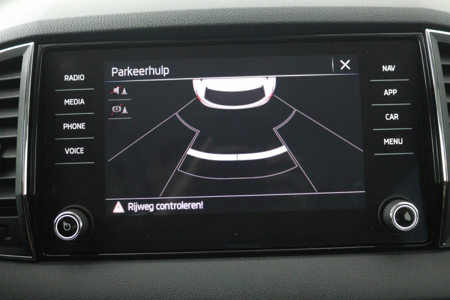 Škoda Karoq 1.0 TSI Business Edition (PANORAMADAK, STOEL/STUUR VERWARMING, NAVIGATIE CARPLAY, DIGITALE COCKPIT, SENSOREN)