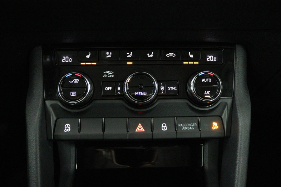 Škoda Karoq 1.0 TSI Business Edition (PANORAMADAK, STOEL/STUUR VERWARMING, NAVIGATIE CARPLAY, DIGITALE COCKPIT, SENSOREN)