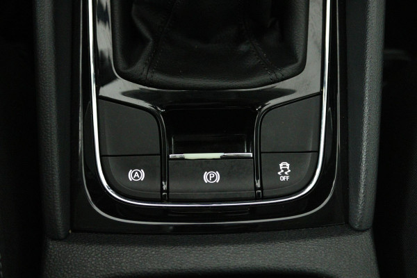 Škoda Karoq 1.0 TSI Business Edition (PANORAMADAK, STOEL/STUUR VERWARMING, NAVIGATIE CARPLAY, DIGITALE COCKPIT, SENSOREN)