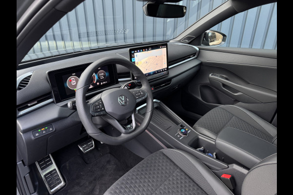 Volkswagen T-Roc 1.5 eTsi R-Line First Edition | Trekhaak wegkl. | 360 Camera | Panodak | Harman/Kardon | Prijs Rijklaar!!