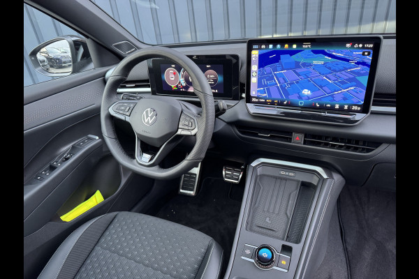 Volkswagen T-Roc 1.5 eTsi R-Line First Edition | Trekhaak wegkl. | 360 Camera | Panodak | Harman/Kardon | Prijs Rijklaar!!