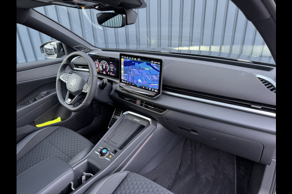 Volkswagen T-Roc 1.5 eTsi R-Line First Edition | Trekhaak wegkl. | 360 Camera | Panodak | Harman/Kardon | Prijs Rijklaar!!