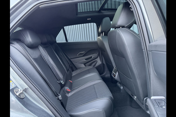 Volkswagen T-Roc 1.5 eTsi R-Line First Edition | Trekhaak wegkl. | 360 Camera | Panodak | Harman/Kardon | Prijs Rijklaar!!