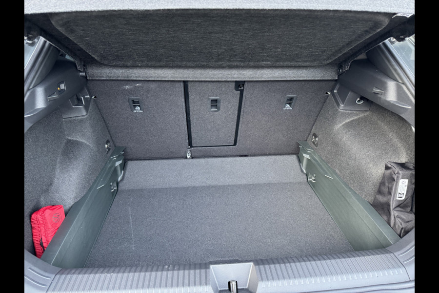 Volkswagen T-Roc 1.5 eTsi R-Line First Edition | Trekhaak wegkl. | 360 Camera | Panodak | Harman/Kardon | Prijs Rijklaar!!