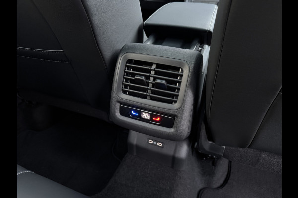 Volkswagen T-Roc 1.5 eTsi R-Line First Edition | Trekhaak wegkl. | 360 Camera | Panodak | Harman/Kardon | Prijs Rijklaar!!