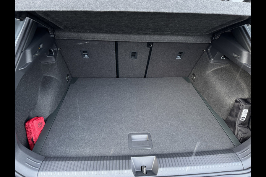 Volkswagen T-Roc 1.5 eTsi R-Line First Edition | Trekhaak wegkl. | 360 Camera | Panodak | Harman/Kardon | Prijs Rijklaar!!