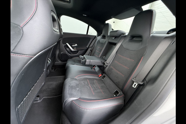 Mercedes-Benz CLA-Klasse 250e AMG // Panoramadak // Nightpakket // Sfeerverlichting // Carplay // Camera // Keyless // MultiBeam
